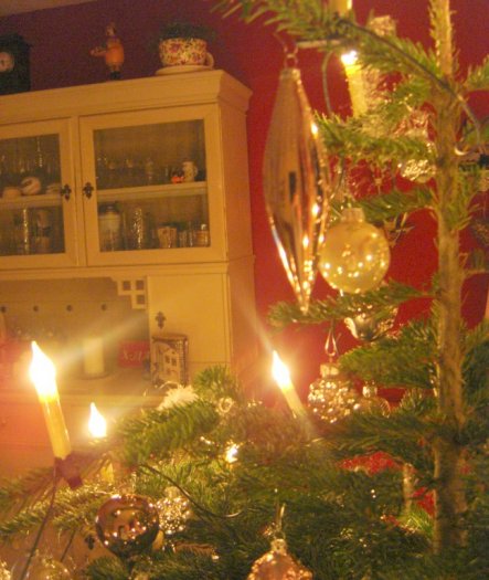 Meine geliebte Vitrine mit Weihnachtsbaum davor ;-)))