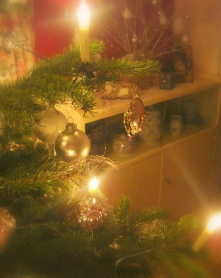 ...und mein Weihnachtsbäumchen nochmal von der anderen Seite mit dem kleinen Schränkchen als Hintergrund