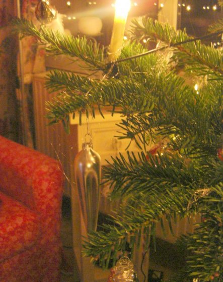 und zum Schluss noch ein Stück Leseecke und Weihnachtsbaum ;-)))