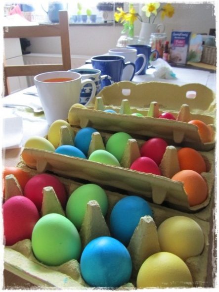 ich habe heute schon einmal ein paar Eier gefärbt für meine Töchter :-)