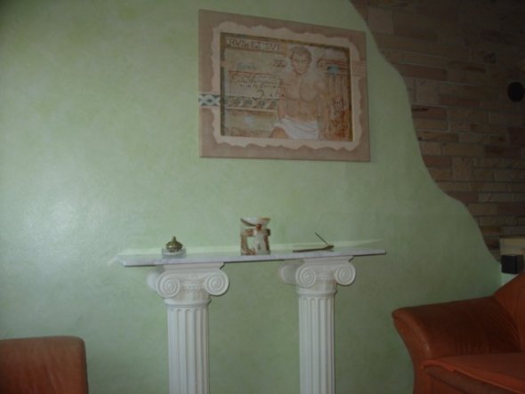 Mauerverblender mit angrenzendem neu Putz, Wischtechnik mit feinem Oberkorn, zwei Stucksäulen mit Carrara Mamor