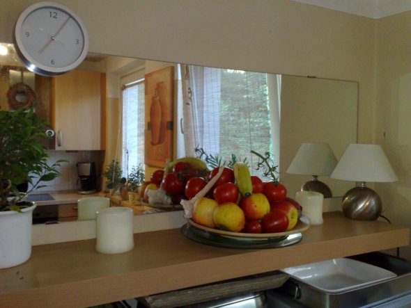 Habe zur optischen Vergrößerung der Küche einen großen Spiegel aufgehägt, dadurch wirkt der Raum großzügiger weil es so aussieht, als ginge es dahinte