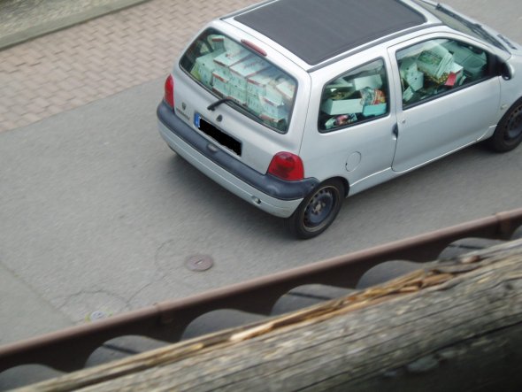 Könnt ihr erkennen, womit dieses Auto bis zum Rand bepackt ist?? :-))