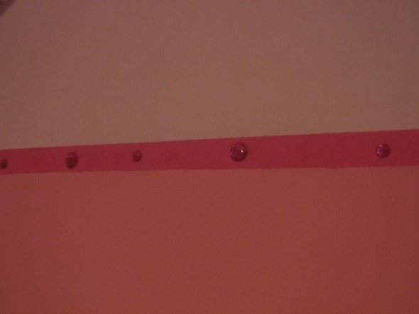 Zimmer ist hellrosa, die Bordüre habe ich in Pink gezogen und darauf rosa Steinchen geklebt -