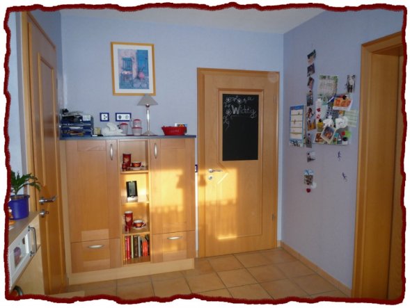 In unserem High-Board befinden sich Gläser, Teller, Kochbücher, ...
An der Haupt-Tür ist eine Tafelfolie angeracht.
Links ist die Tür zu