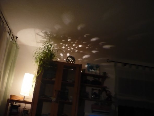 Meine getöpferte Lichterkugel mit einer Glühbirne im Inneren...gibt wunderbares Licht-Schatten-Spiel im Dunkeln :-)