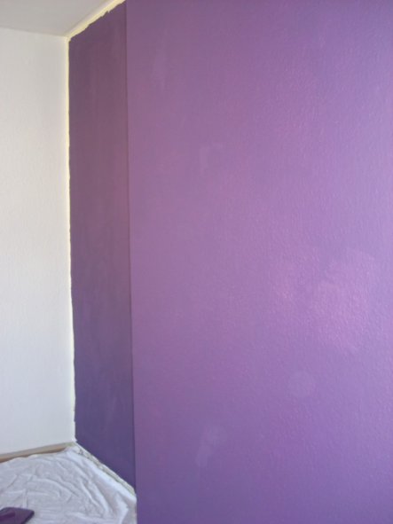 Blick ins Schlafzimmer auf neue lila Wand.