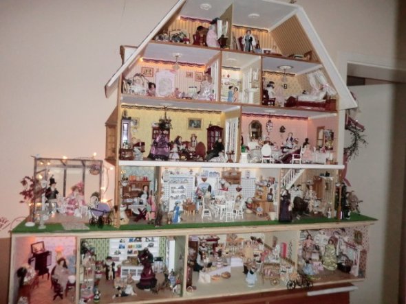 ..hier mein Puppenhaus, mein Hobby,in 1:12.Habe ca. 2008 angefangen mit einem 6 Zimmer Puppenhaus und nun sind schon mehr als doppelt so viele Zimmer 