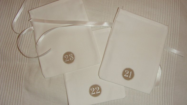 Einfache weiß Säckchen mit Nummerierungen (die habe ich bei dawanda bestellt).
