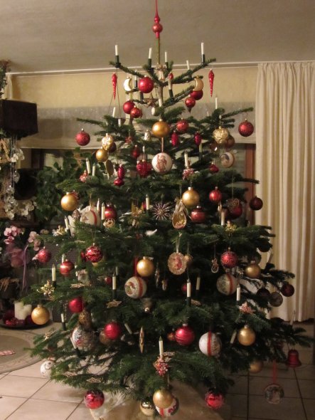 Auch dieses Jahr hängt viel selbstgearbeiteter Christbaumschmuck am Baum