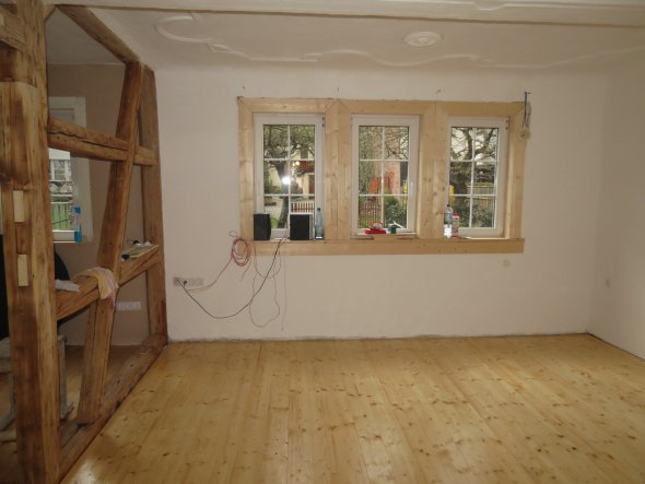Der fertige Fussboden im Wohnbereich, geölt und gewachst. Links im Bild der Fachwerkraumtrenner ohne Schutzfolie.