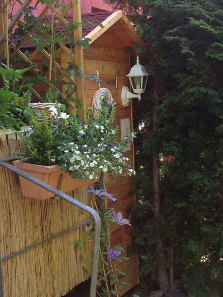 Kleiner Garten, kleiner Schuppen. Eher ein Schrank, aber äußerst praktisch. Gebaut Sommer 2013