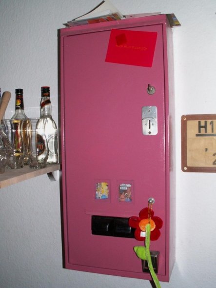 Das pinke stück ist ein Kondomautomat, den ich bei Ebay erworben habe. Den habe ich auch selber lackiert.
